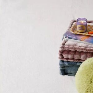 Urban outfitters melody faux fur rug 3x5 new in frost